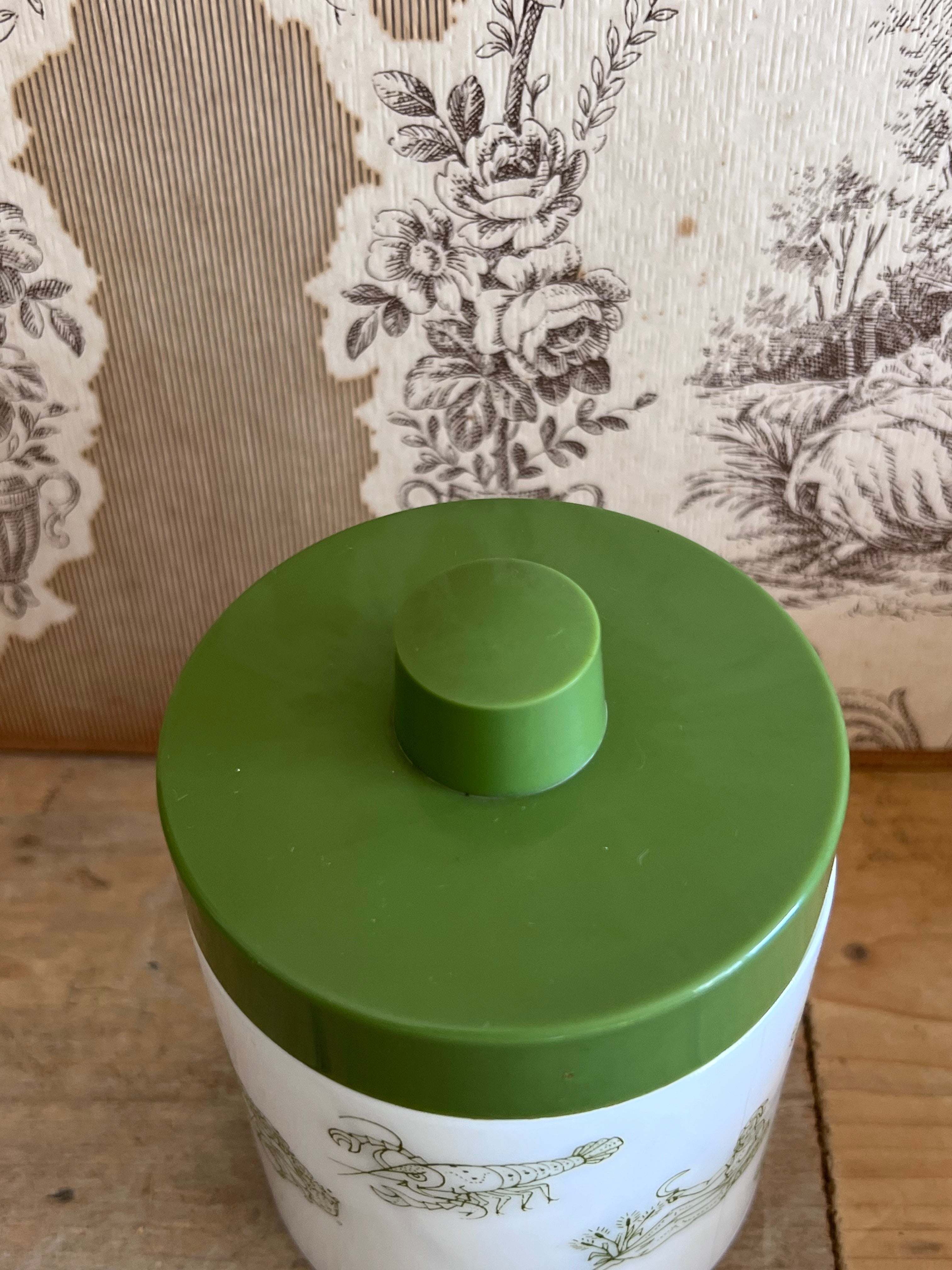 Jaren 70 voorraadpot, Douwe Egberts mocca pot, vintage voorraadpot, opaline glas voorraadpot, jaren 70 keukenaccessoire, retro voorraadpot, melanine deksel pot, vintage koffiepot, zeedieren opdruk voorraadpot, nostalgische voorraadpot.