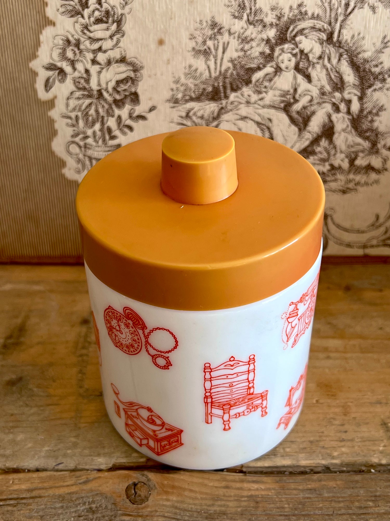 Jaren 70 voorraadpot, Douwe Egberts mocca pot, vintage voorraadpot, opaline glas voorraadpot, jaren 70 keukenaccessoire, retro voorraadpot, melanine deksel pot, vintage koffiepot, zeedieren opdruk voorraadpot, nostalgische voorraadpot.