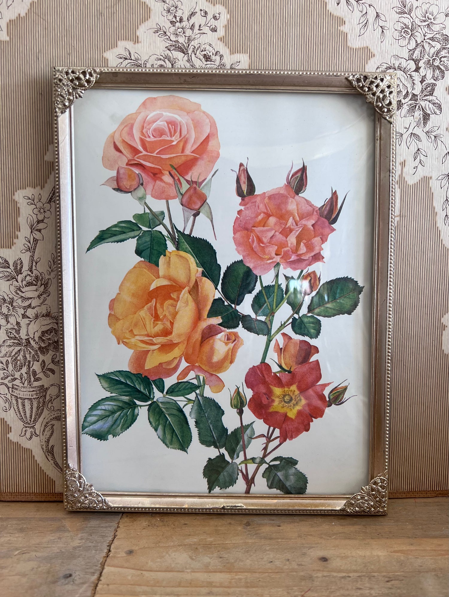 vintage fotolijst, jaren 70 afbeelding, fotolijst perzikkleurige rozen, retro fotolijst, vintage woondecoratie, jaren 70 woonaccessoires, fotolijst met bloemen, perzikkleurige rozen decoratie.