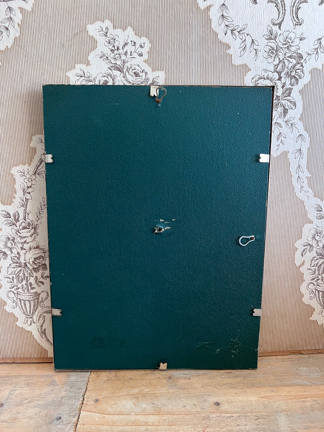 vintage fotolijst, jaren 70 afbeelding, fotolijst perzikkleurige rozen, retro fotolijst, vintage woondecoratie, jaren 70 woonaccessoires, fotolijst met bloemen, perzikkleurige rozen decoratie.