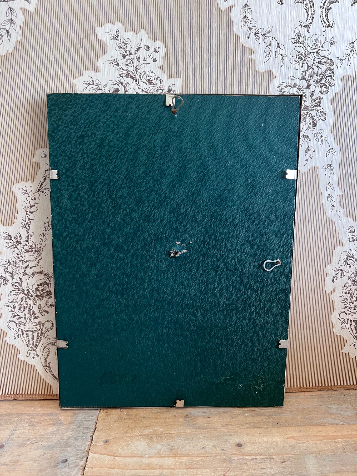 vintage fotolijst, jaren 70 afbeelding, fotolijst perzikkleurige rozen, retro fotolijst, vintage woondecoratie, jaren 70 woonaccessoires, fotolijst met bloemen, perzikkleurige rozen decoratie.