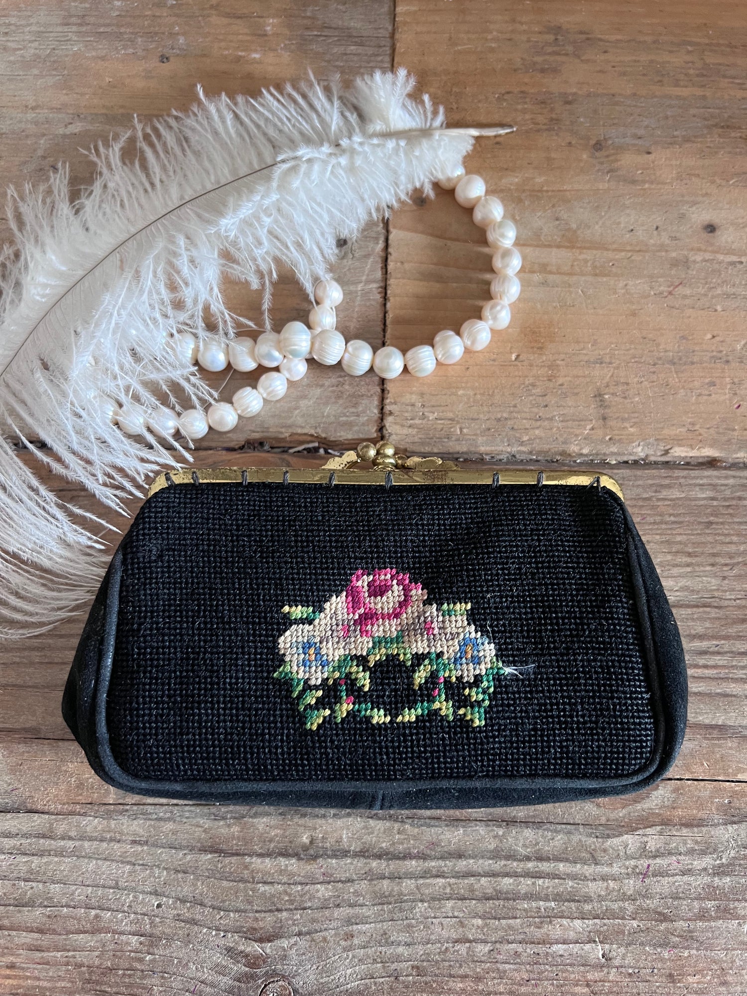 vintage portemonnee, retro portemonnee, brocante markt vondst, authentieke vintage accessoires, unieke portemonnee kopen, vintage accessoires online, klassieke portemonnee, tijdloze portemonnee, retro accessoires.