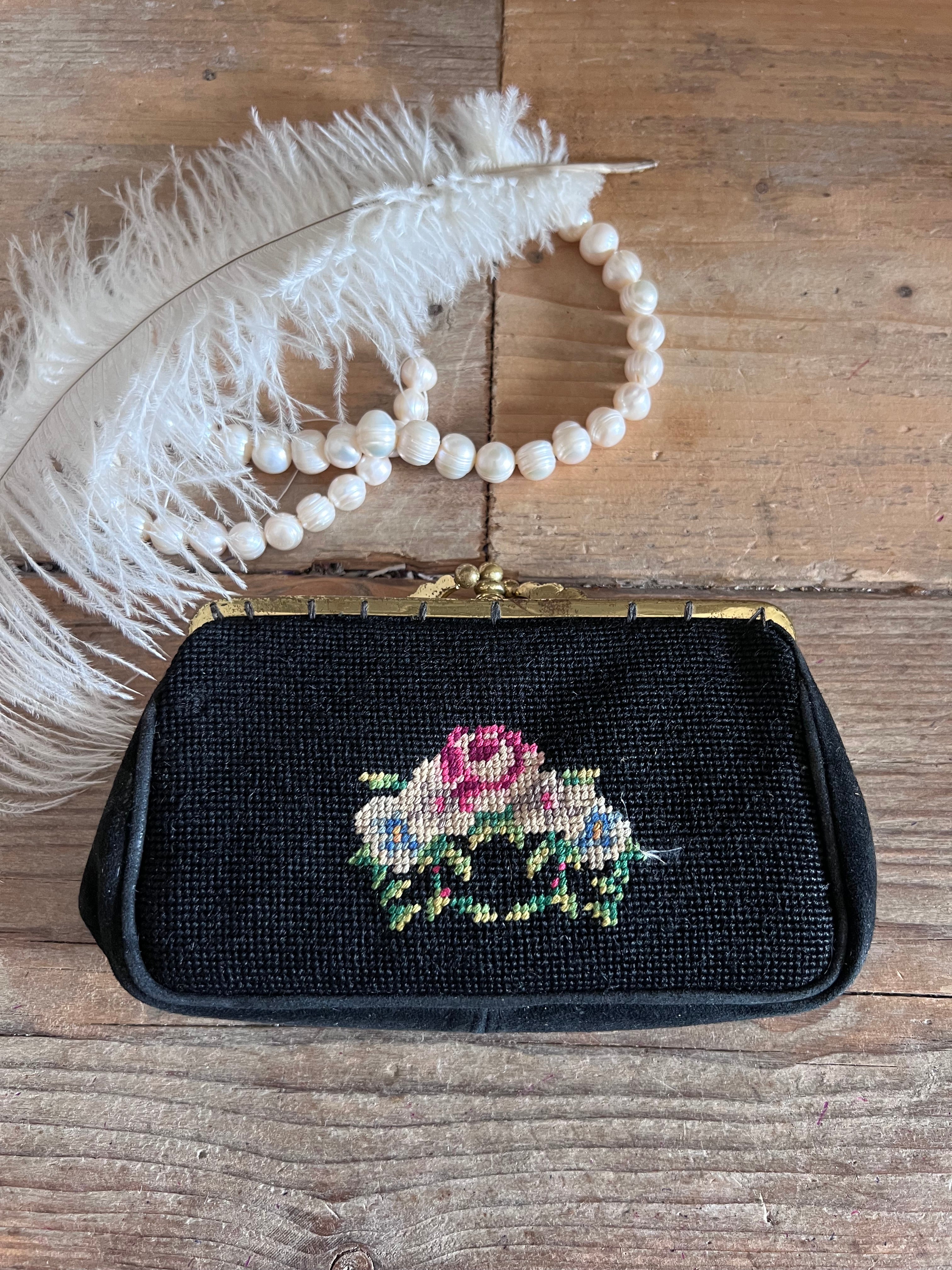 vintage portemonnee, retro portemonnee, brocante markt vondst, authentieke vintage accessoires, unieke portemonnee kopen, vintage accessoires online, klassieke portemonnee, tijdloze portemonnee, retro accessoires.