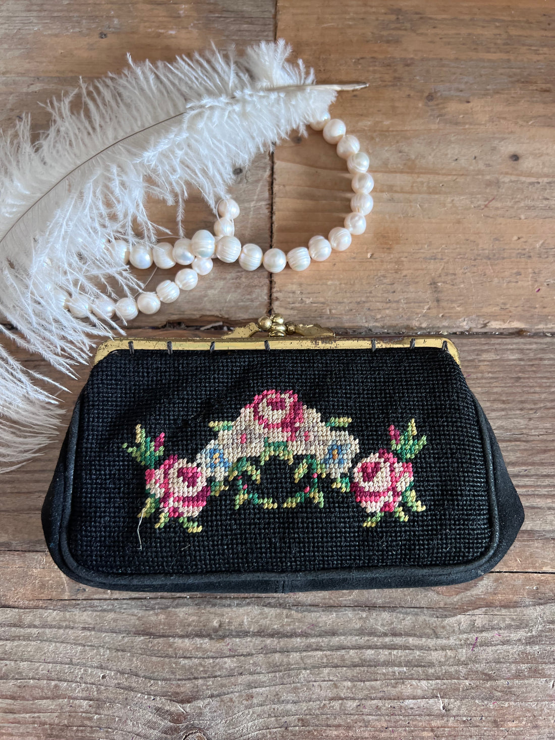 vintage portemonnee, retro portemonnee, brocante markt vondst, authentieke vintage accessoires, unieke portemonnee kopen, vintage accessoires online, klassieke portemonnee, tijdloze portemonnee, retro accessoires.