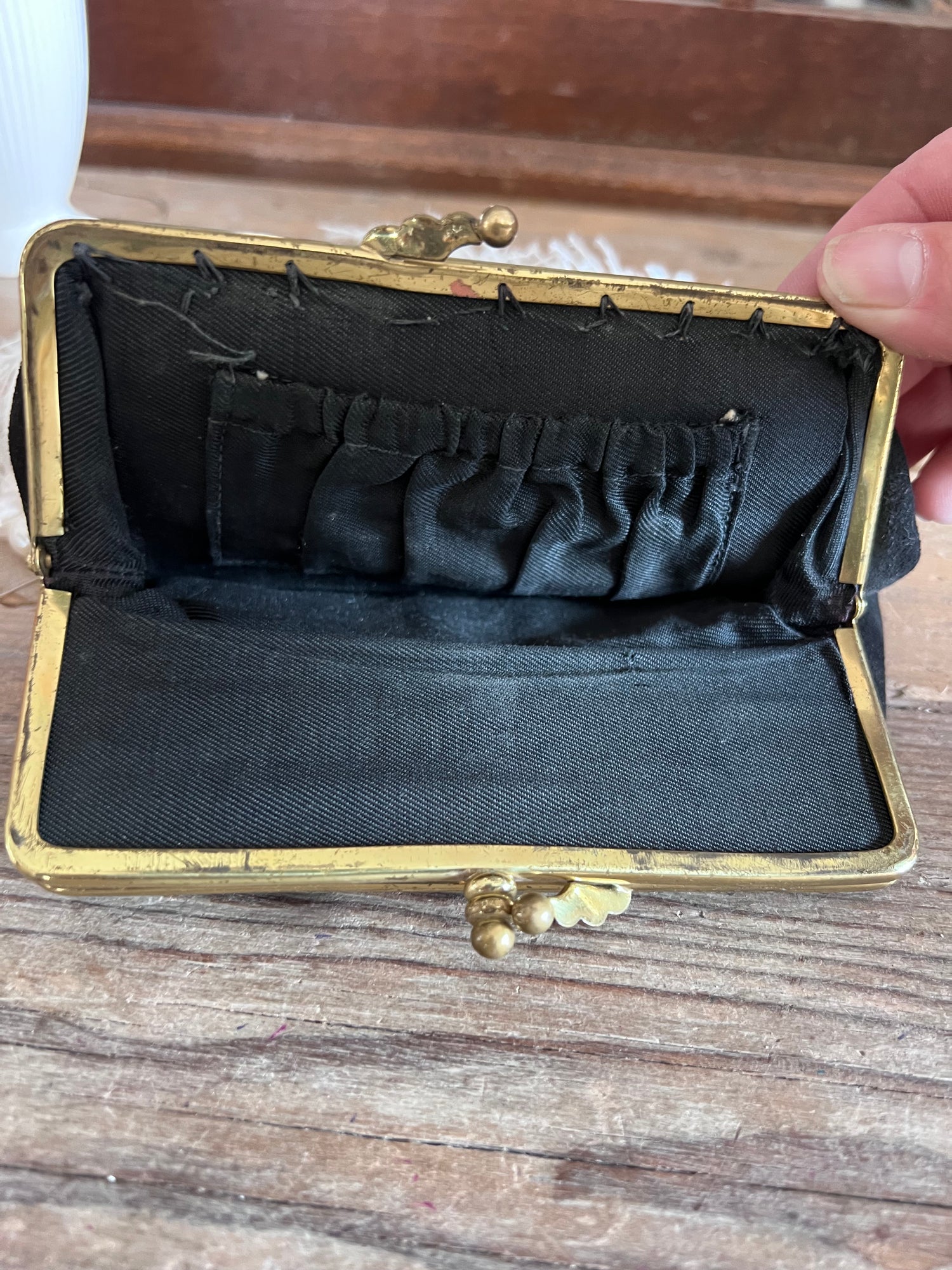 vintage portemonnee, retro portemonnee, brocante markt vondst, authentieke vintage accessoires, unieke portemonnee kopen, vintage accessoires online, klassieke portemonnee, tijdloze portemonnee, retro accessoires.