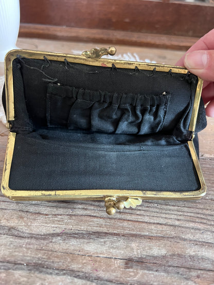 vintage portemonnee, retro portemonnee, brocante markt vondst, authentieke vintage accessoires, unieke portemonnee kopen, vintage accessoires online, klassieke portemonnee, tijdloze portemonnee, retro accessoires.