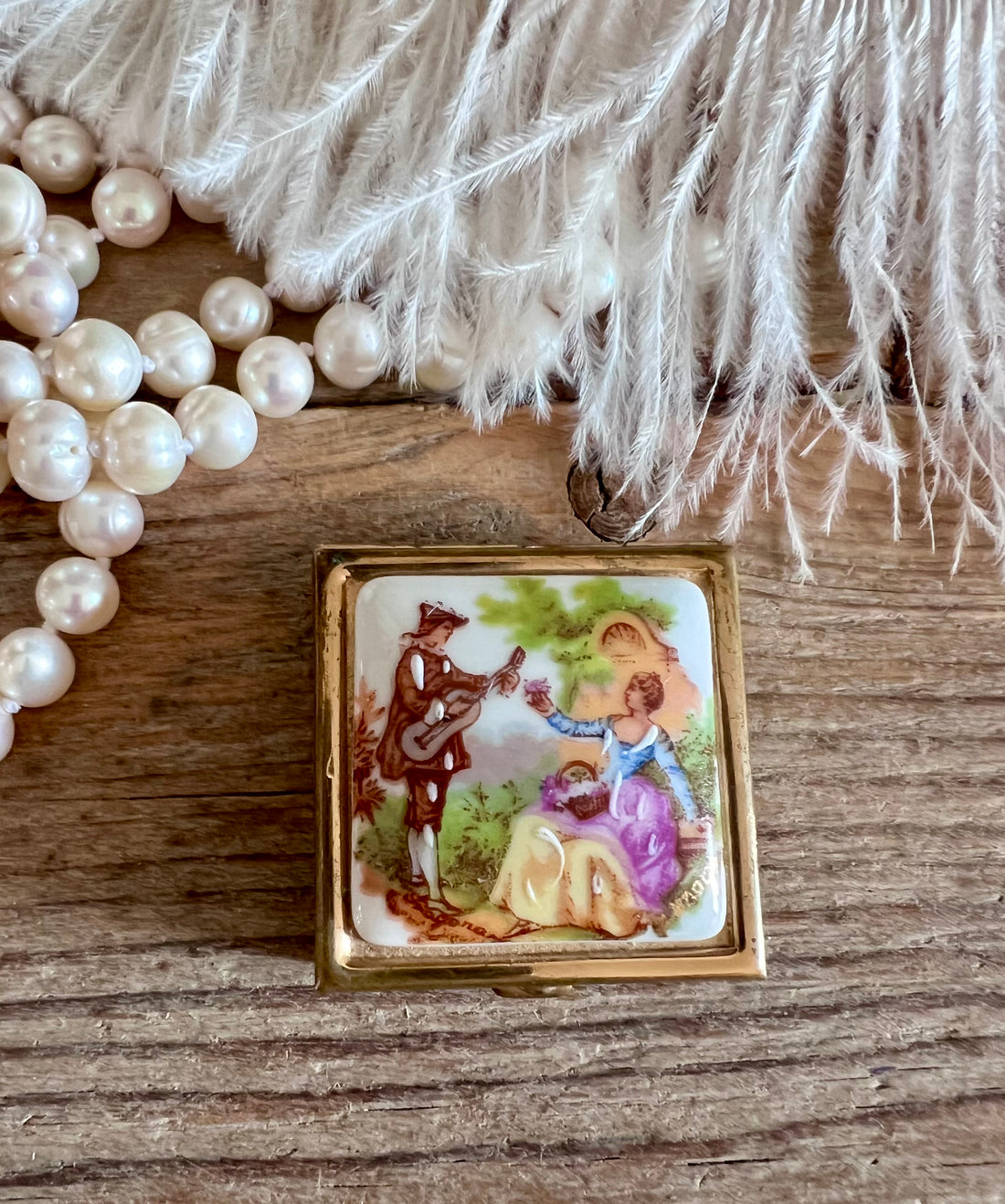 Vierkant Limoges pillendoosje met Fragonard afbeedling