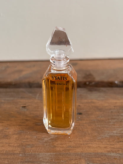 Het miniatuur parfumfles Ysatis van Givenchy uit1984 is een waardevol vintage item dat perfect is voor liefhebbers van klassieke geuren en verzamelaars. Dit unieke flesje belichaamt de tijdloze elegantie en verfijning van het Ysatisfum en is een prachtige aanvulling op elke parfumcollectie. Met zijn nostalgische charme en historische waarde is dit flesje een uniek stuk dat de rijke geschiedenis van het Ysatis-parfum weerspiegelt.