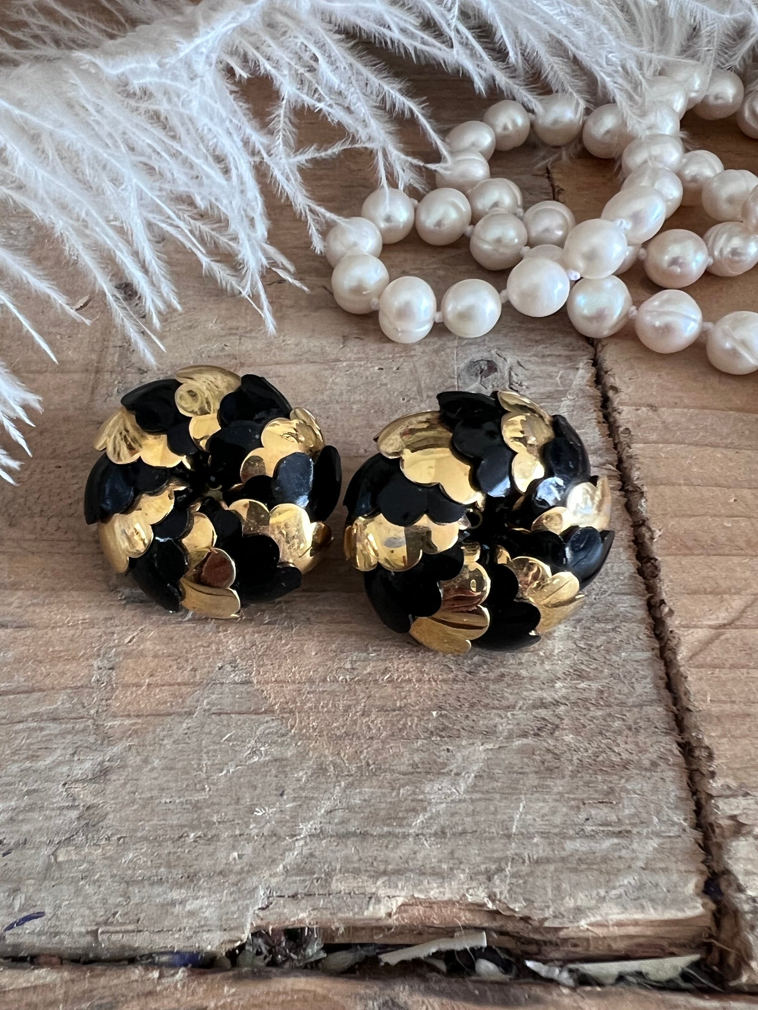 
jaren 80 oorclips, chique oorclips goud zwart, metalen oorclips retro, vintage oorclips jaren 80, clip-on oorclips dames, statement oorclips goud, opvallende oorclips zwart goud, retro metaal sieraden, jaren 80 accessoires dames, chique oorclips zonder gaatjes