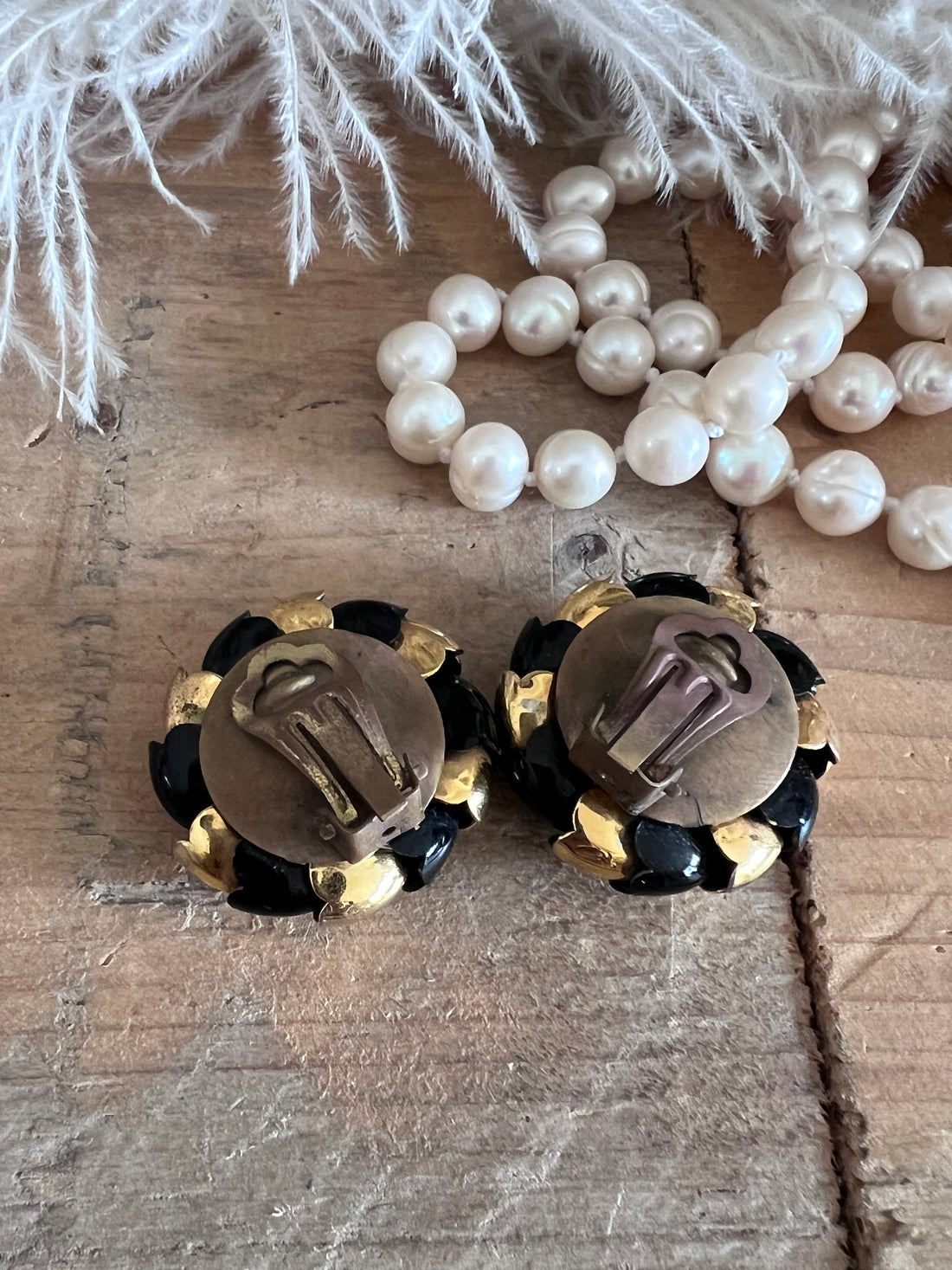 
jaren 80 oorclips, chique oorclips goud zwart, metalen oorclips retro, vintage oorclips jaren 80, clip-on oorclips dames, statement oorclips goud, opvallende oorclips zwart goud, retro metaal sieraden, jaren 80 accessoires dames, chique oorclips zonder gaatjes