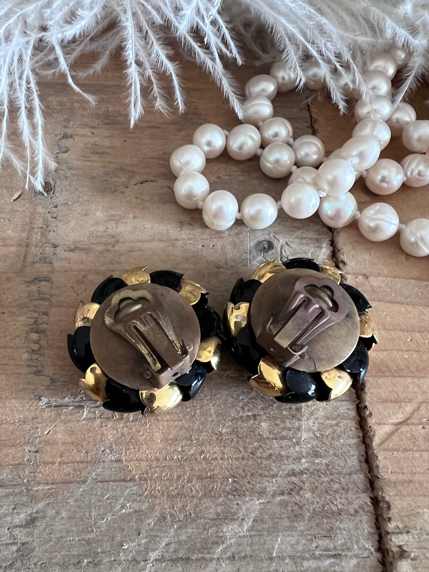 
jaren 80 oorclips, chique oorclips goud zwart, metalen oorclips retro, vintage oorclips jaren 80, clip-on oorclips dames, statement oorclips goud, opvallende oorclips zwart goud, retro metaal sieraden, jaren 80 accessoires dames, chique oorclips zonder gaatjes