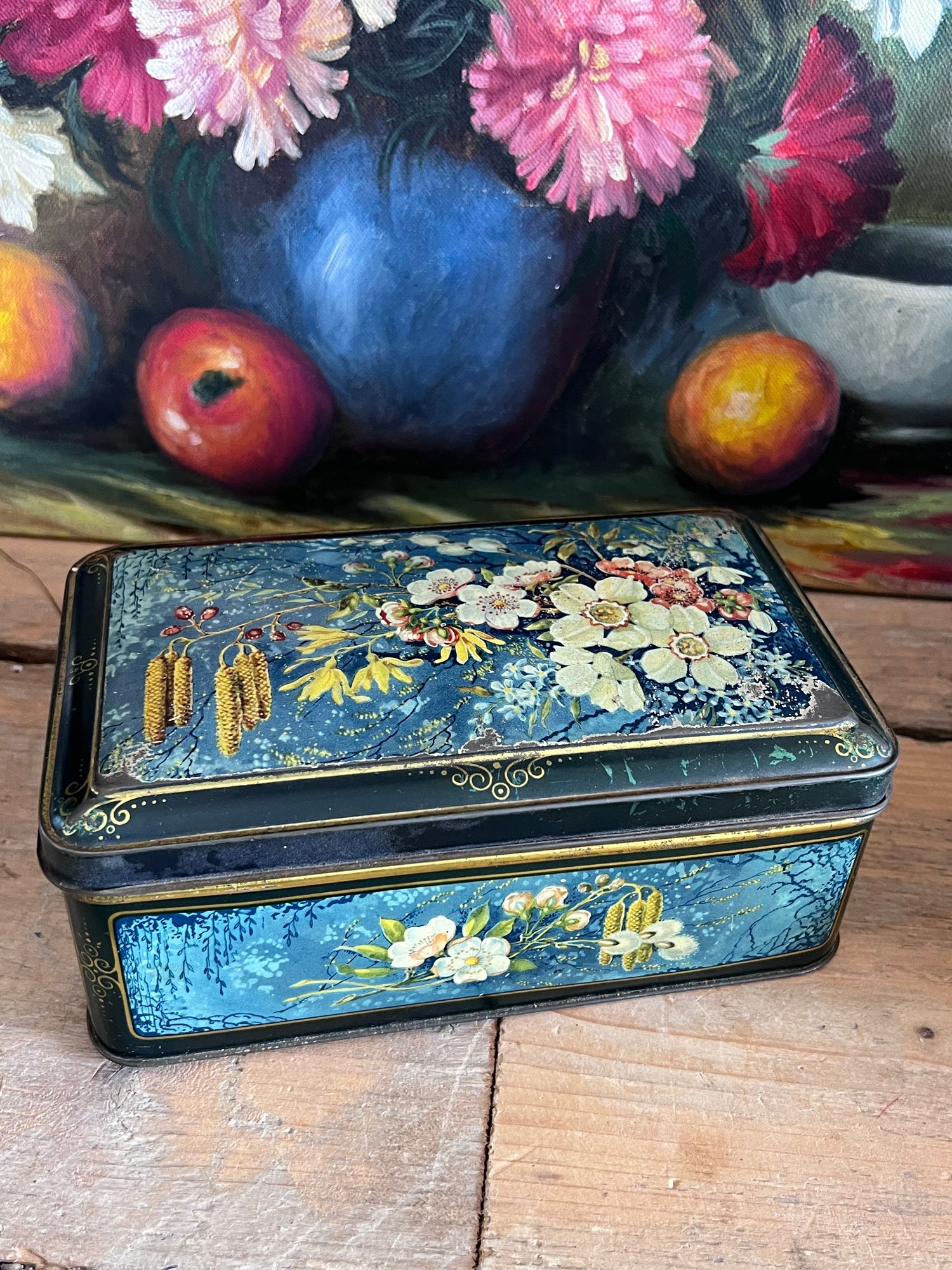 antiek blik, vintage blik bloemen, antiek decoratie, bloemen blik vintage, retro opbergblik, nostalgisch blik met bloemmotief, decoratief antiek blik, verzamelaars blik, oud blik met bloemenprint.