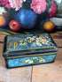 antiek blik, vintage blik bloemen, antiek decoratie, bloemen blik vintage, retro opbergblik, nostalgisch blik met bloemmotief, decoratief antiek blik, verzamelaars blik, oud blik met bloemenprint.