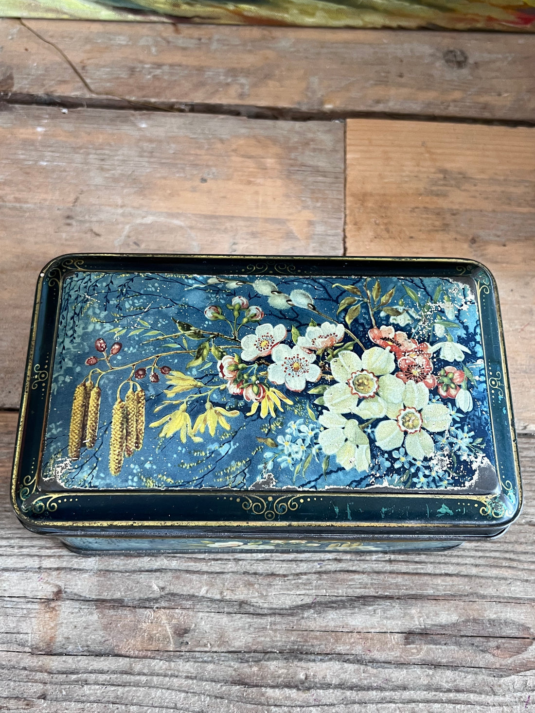 antiek blik, vintage blik bloemen, antiek decoratie, bloemen blik vintage, retro opbergblik, nostalgisch blik met bloemmotief, decoratief antiek blik, verzamelaars blik, oud blik met bloemenprint.