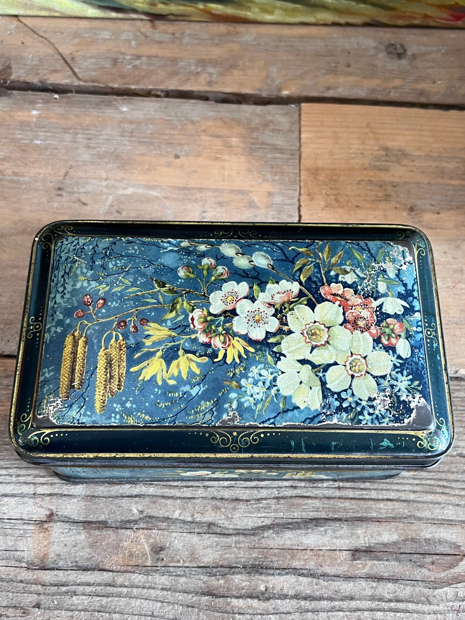 antiek blik, vintage blik bloemen, antiek decoratie, bloemen blik vintage, retro opbergblik, nostalgisch blik met bloemmotief, decoratief antiek blik, verzamelaars blik, oud blik met bloemenprint.