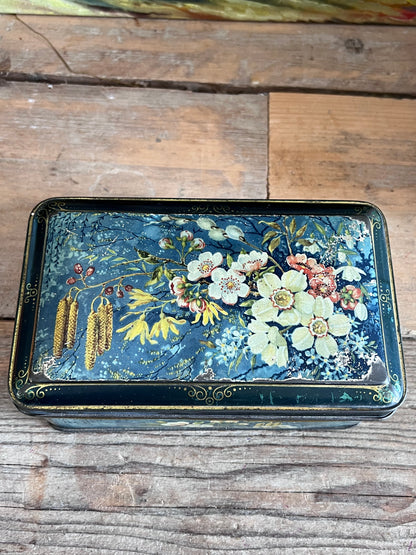 antiek blik, vintage blik bloemen, antiek decoratie, bloemen blik vintage, retro opbergblik, nostalgisch blik met bloemmotief, decoratief antiek blik, verzamelaars blik, oud blik met bloemenprint.