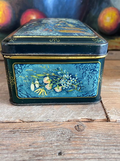 antiek blik, vintage blik bloemen, antiek decoratie, bloemen blik vintage, retro opbergblik, nostalgisch blik met bloemmotief, decoratief antiek blik, verzamelaars blik, oud blik met bloemenprint.