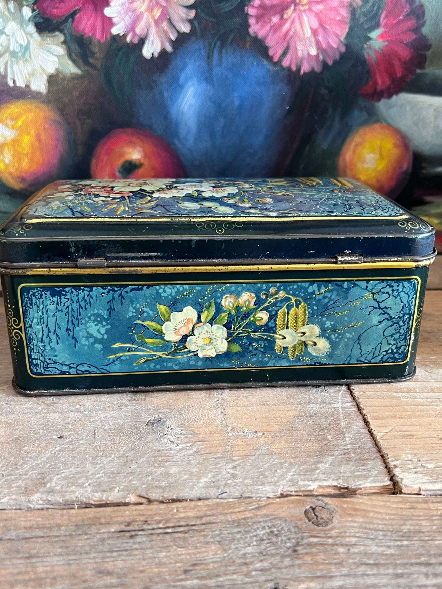 antiek blik, vintage blik bloemen, antiek decoratie, bloemen blik vintage, retro opbergblik, nostalgisch blik met bloemmotief, decoratief antiek blik, verzamelaars blik, oud blik met bloemenprint.