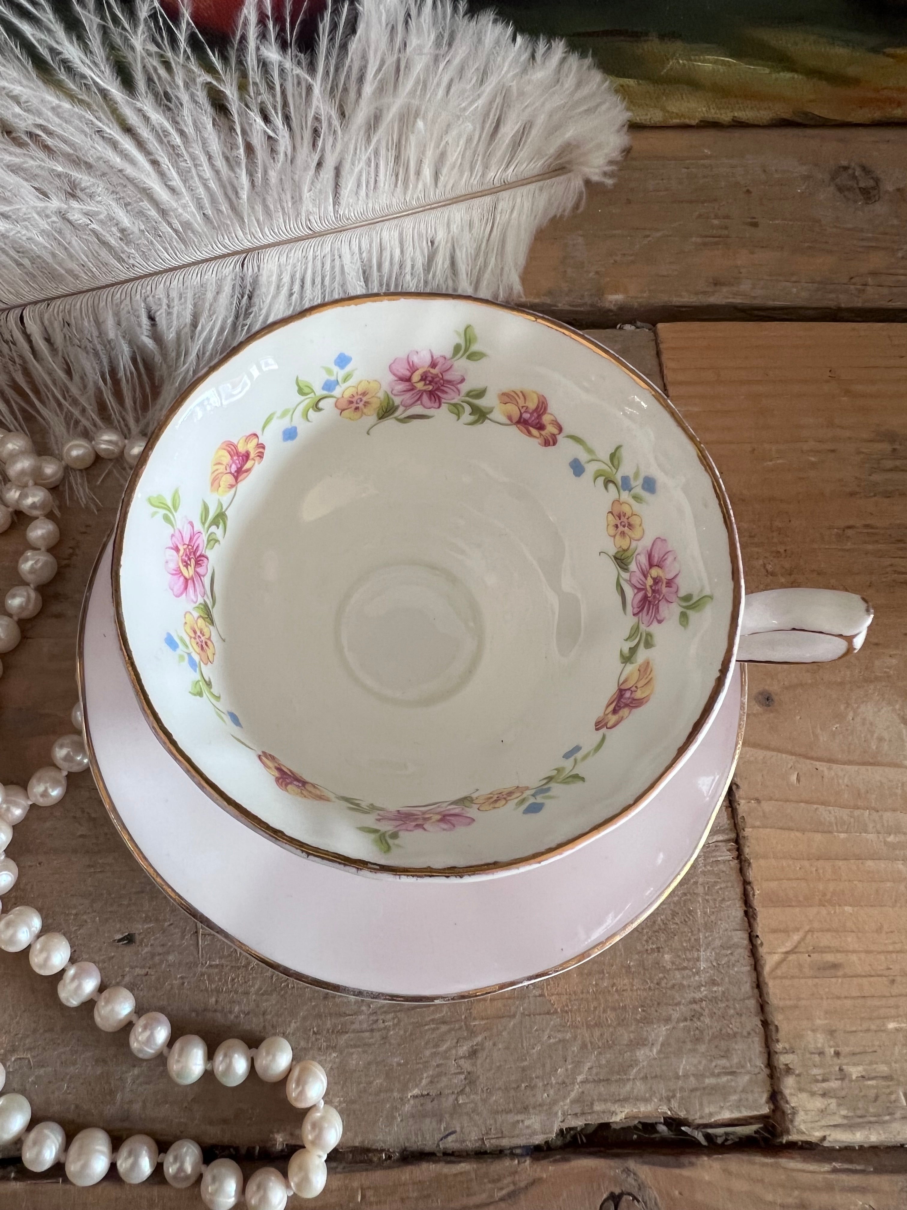 roze kop en schotel, Springfield porselein, kop en schotel met bloemen, porseleinen theekopje, vintage roze servies, kopje met bloemenprint, elegant porselein, theeservies roze, Bloemmotief porselein.
