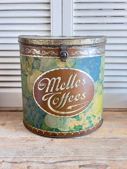 vintage Van Melle toffeeblik, antiek toffeeblik, Van Melle snoepblik, half cilindrisch blik, fruitdecoratie blik, toffeeblik met scharnierdeksel, retro snoepblik, vintage snoepblik, antieke snoepverpakking, collectible toffeeblik, snoepblik uit 1915-1930