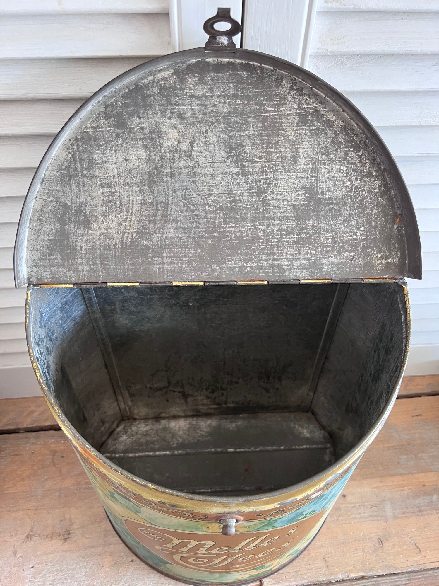vintage Van Melle toffeeblik, antiek toffeeblik, Van Melle snoepblik, half cilindrisch blik, fruitdecoratie blik, toffeeblik met scharnierdeksel, retro snoepblik, vintage snoepblik, antieke snoepverpakking, collectible toffeeblik, snoepblik uit 1915-1930