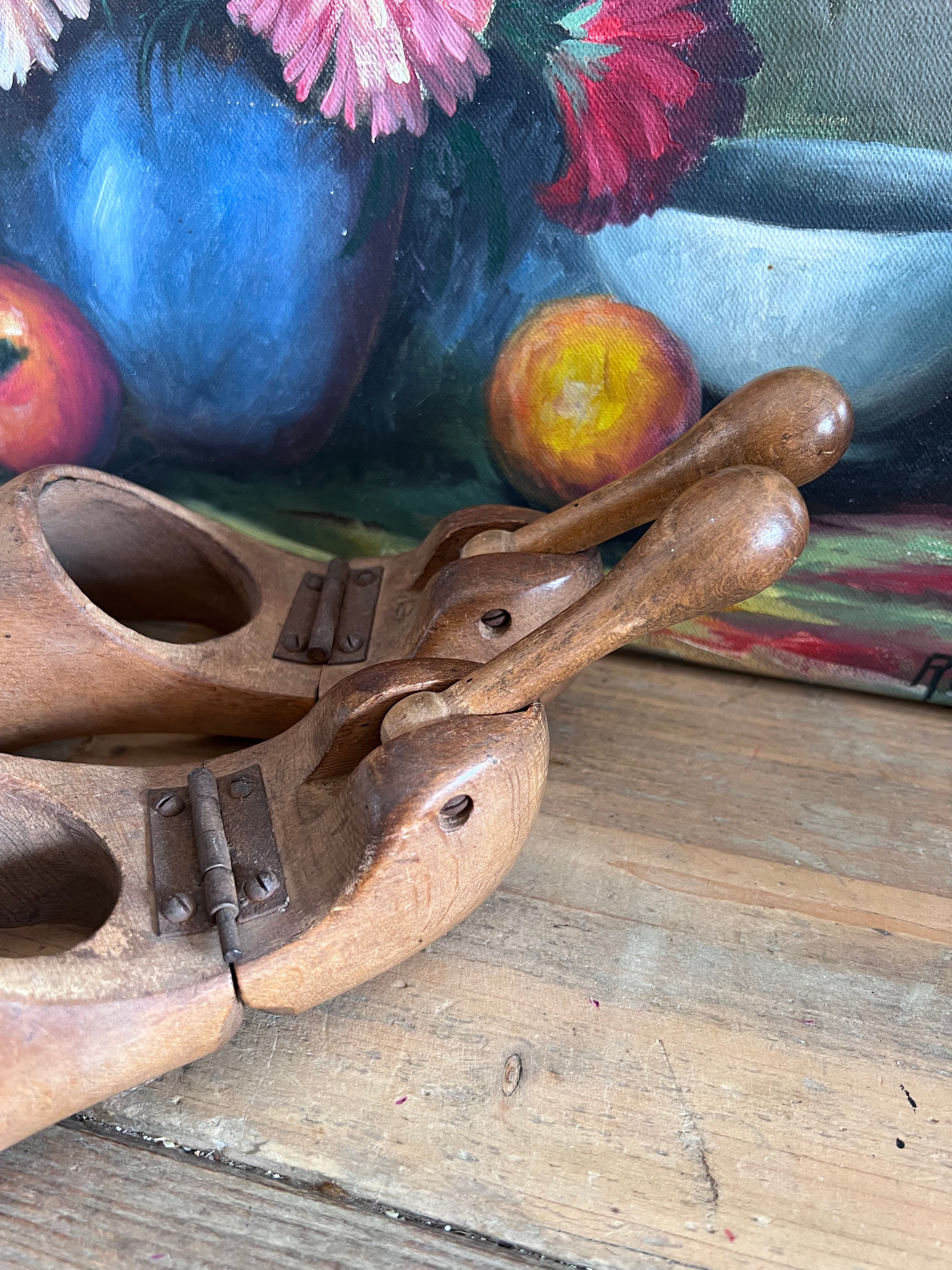 vintage houten schoenspanners, houten schoenspanners vintage, schoenspanners van hout, houten schoenonderhoud, schoenvorm behoud, houten schoenspanners duurzaam, schoenspanners voor leren schoenen, antieke schoenspanners, schoenaccessoires hout, vintage schoenverzorging