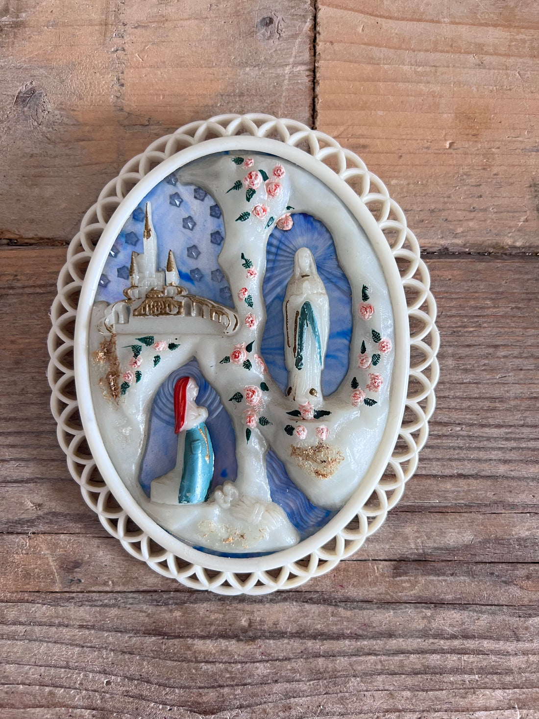 vintage Lourdes diorama, Lourdes souvenir kunststof, religieus diorama, katholiek verzamelobject, Lourdes verschijning decoratie, spirituele decoratie vintage, Lourdes kunstobject, religieuze memorabilia kunststof, plastic Lourdes model, vintage katholiek souvenir