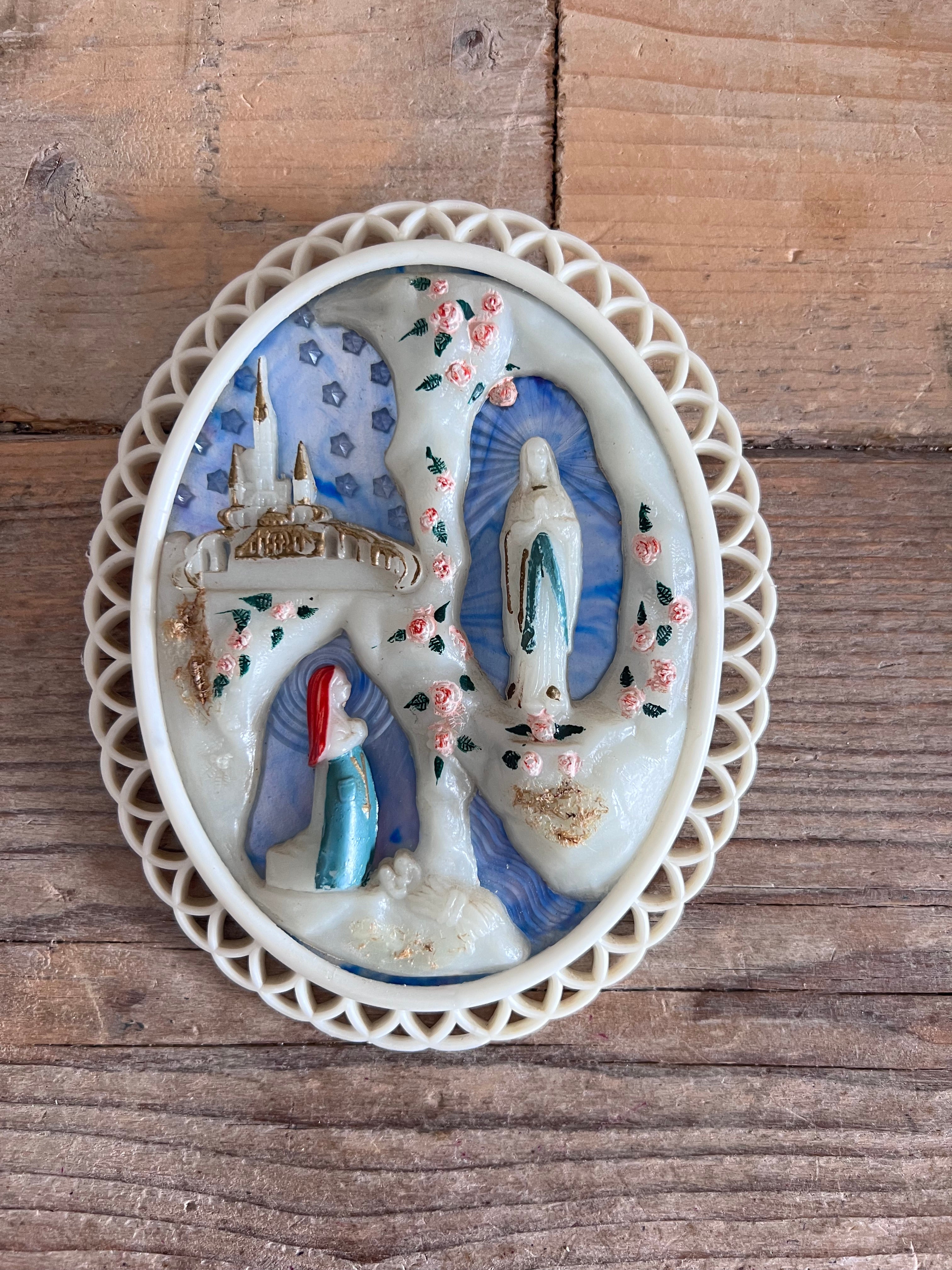 vintage Lourdes diorama, Lourdes souvenir kunststof, religieus diorama, katholiek verzamelobject, Lourdes verschijning decoratie, spirituele decoratie vintage, Lourdes kunstobject, religieuze memorabilia kunststof, plastic Lourdes model, vintage katholiek souvenir