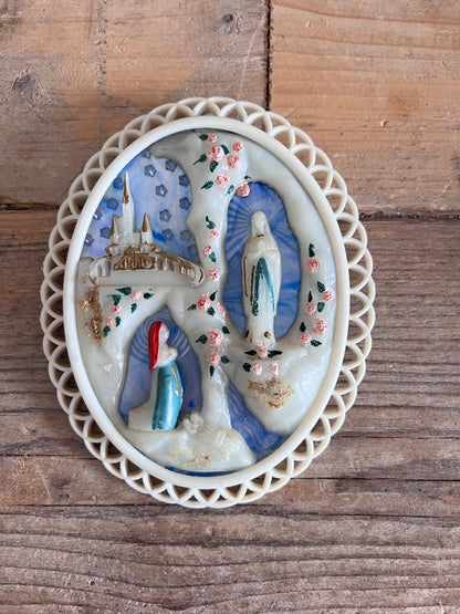 vintage Lourdes diorama, Lourdes souvenir kunststof, religieus diorama, katholiek verzamelobject, Lourdes verschijning decoratie, spirituele decoratie vintage, Lourdes kunstobject, religieuze memorabilia kunststof, plastic Lourdes model, vintage katholiek souvenir