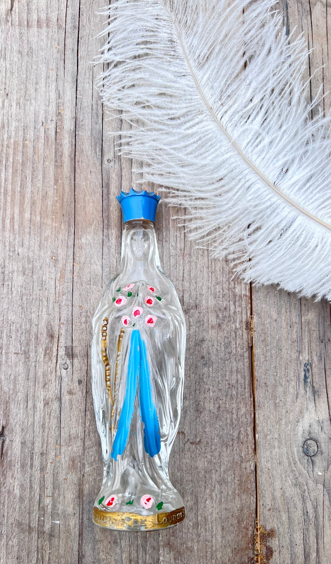 vintage wijwaterflesje glas, Maria de Lourdes wijwaterflesje, Lourdes souvenir glas, religieus wijwaterflesje, katholiek wijwaterflesje, Lourdes devotioneel object, wijwaterflesje met houten dop, vintage Lourdes attribuut, kerkelijk souvenir, religieuze verzameling glas