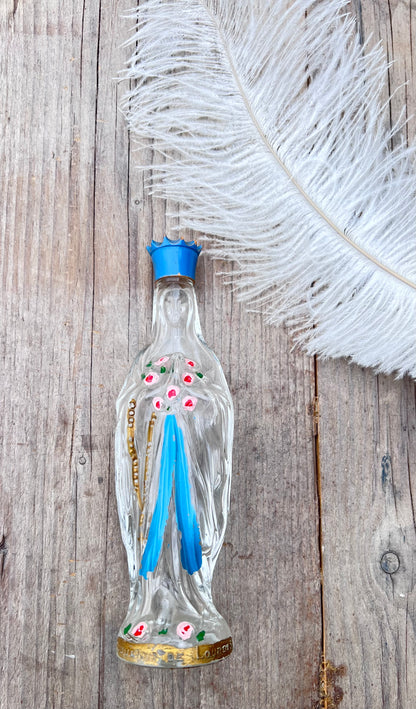 vintage wijwaterflesje glas, Maria de Lourdes wijwaterflesje, Lourdes souvenir glas, religieus wijwaterflesje, katholiek wijwaterflesje, Lourdes devotioneel object, wijwaterflesje met houten dop, vintage Lourdes attribuut, kerkelijk souvenir, religieuze verzameling glas