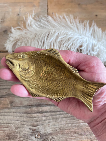 vintage vide poche vis, vintage vide poche gemerkt, visvormig vide poche, vintage opbergbakje, decoratief vide poche, vintage accessoires, verzamelaarsobject vide poche, retro vide poche visvorm, antiek vide poche, vintage interieuraccessoire