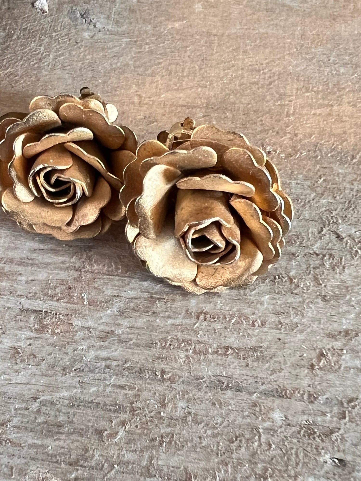 Vintage oorclips goudkleurige roosjes