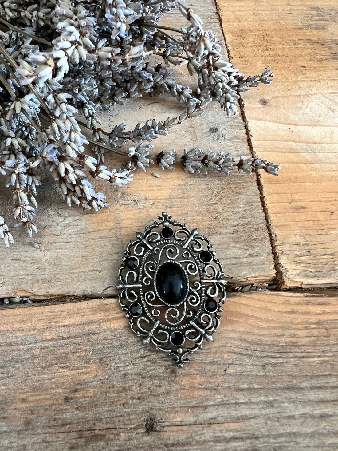 Broche antieklook zwart