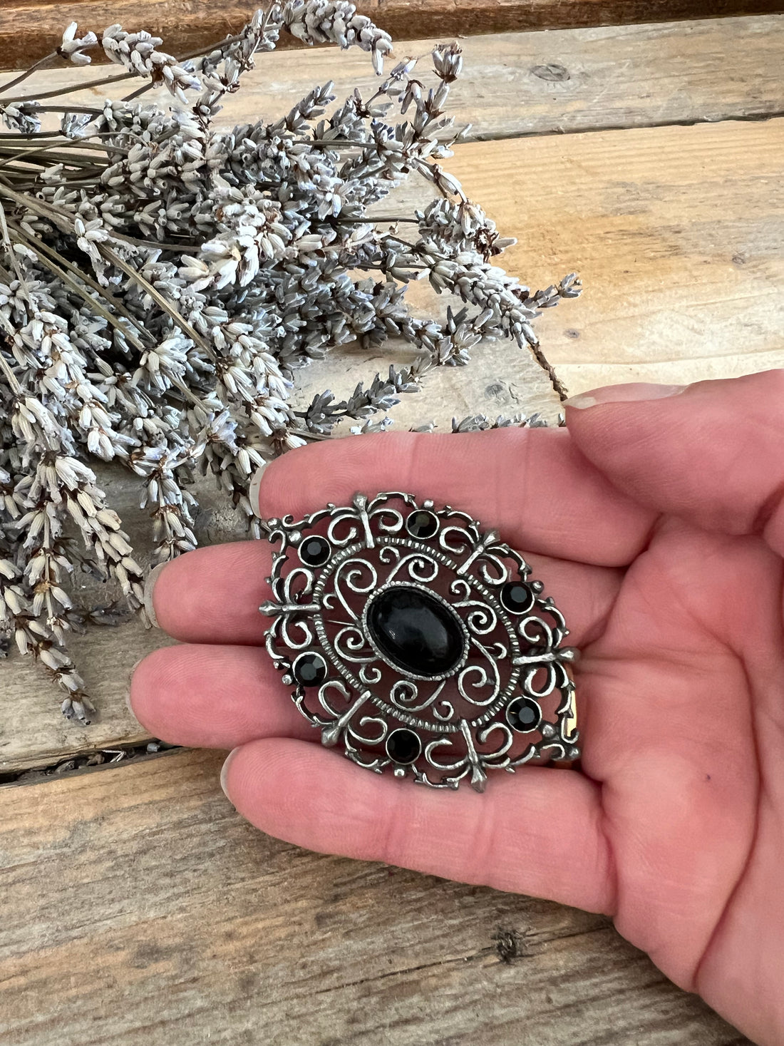Broche antieklook zwart