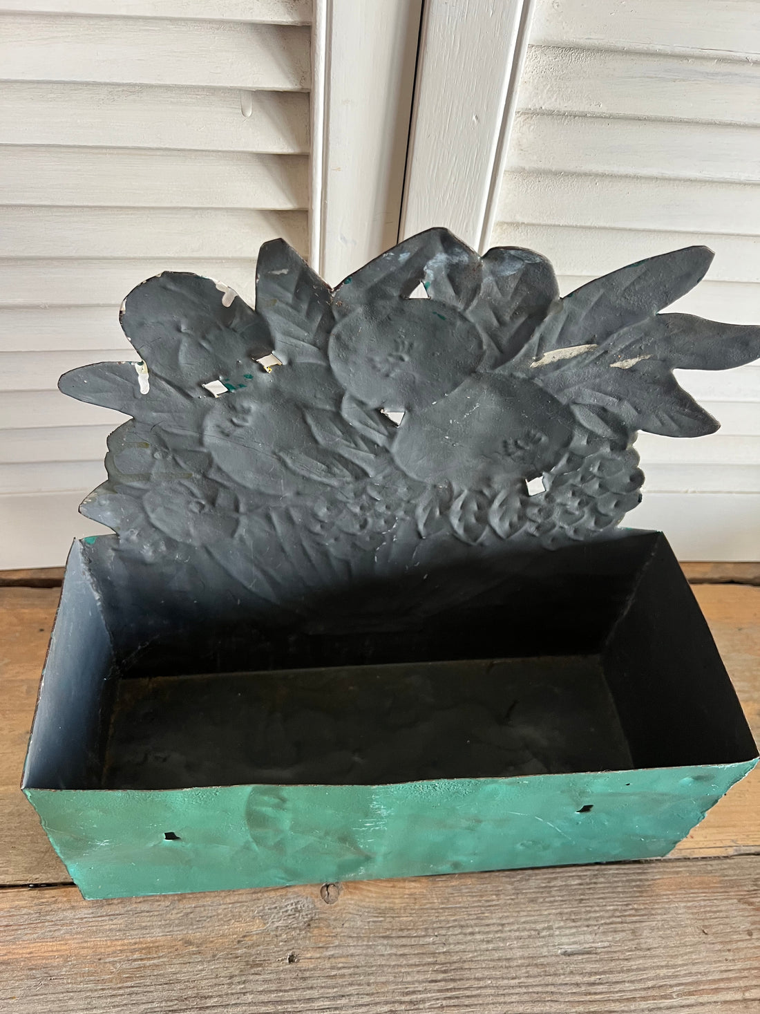 Kleurrijke metalen muurbloempot
