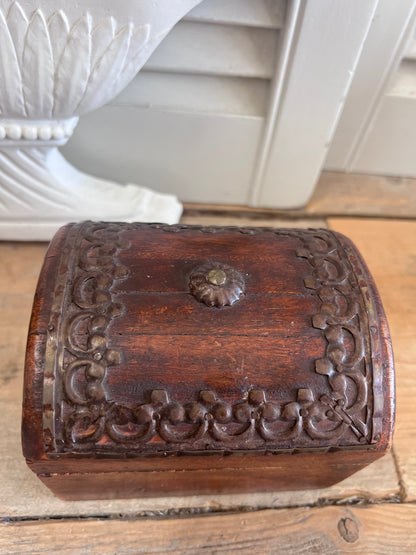 Houten schatkistje met messing beslag