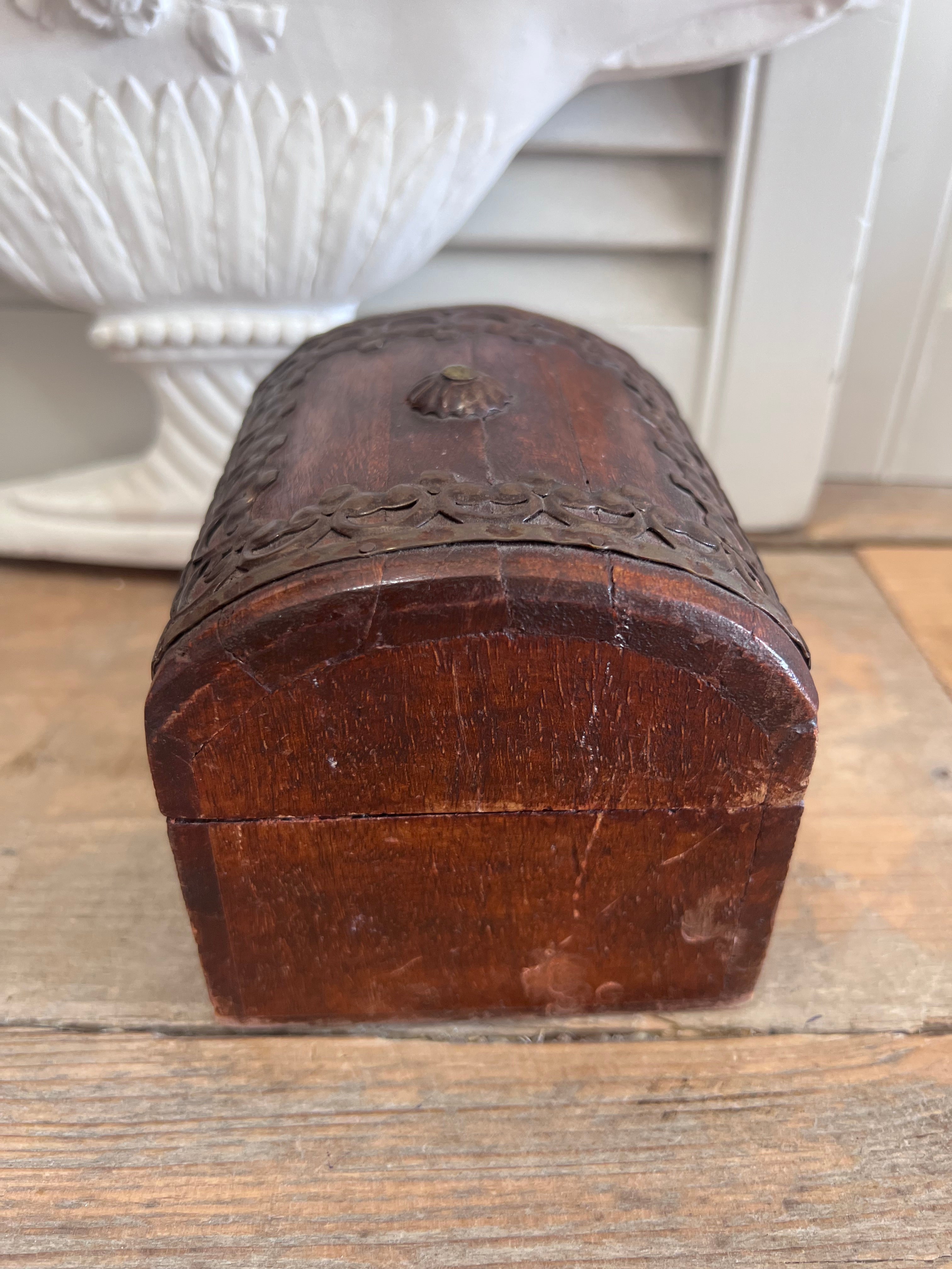 Houten schatkistje met messing beslag