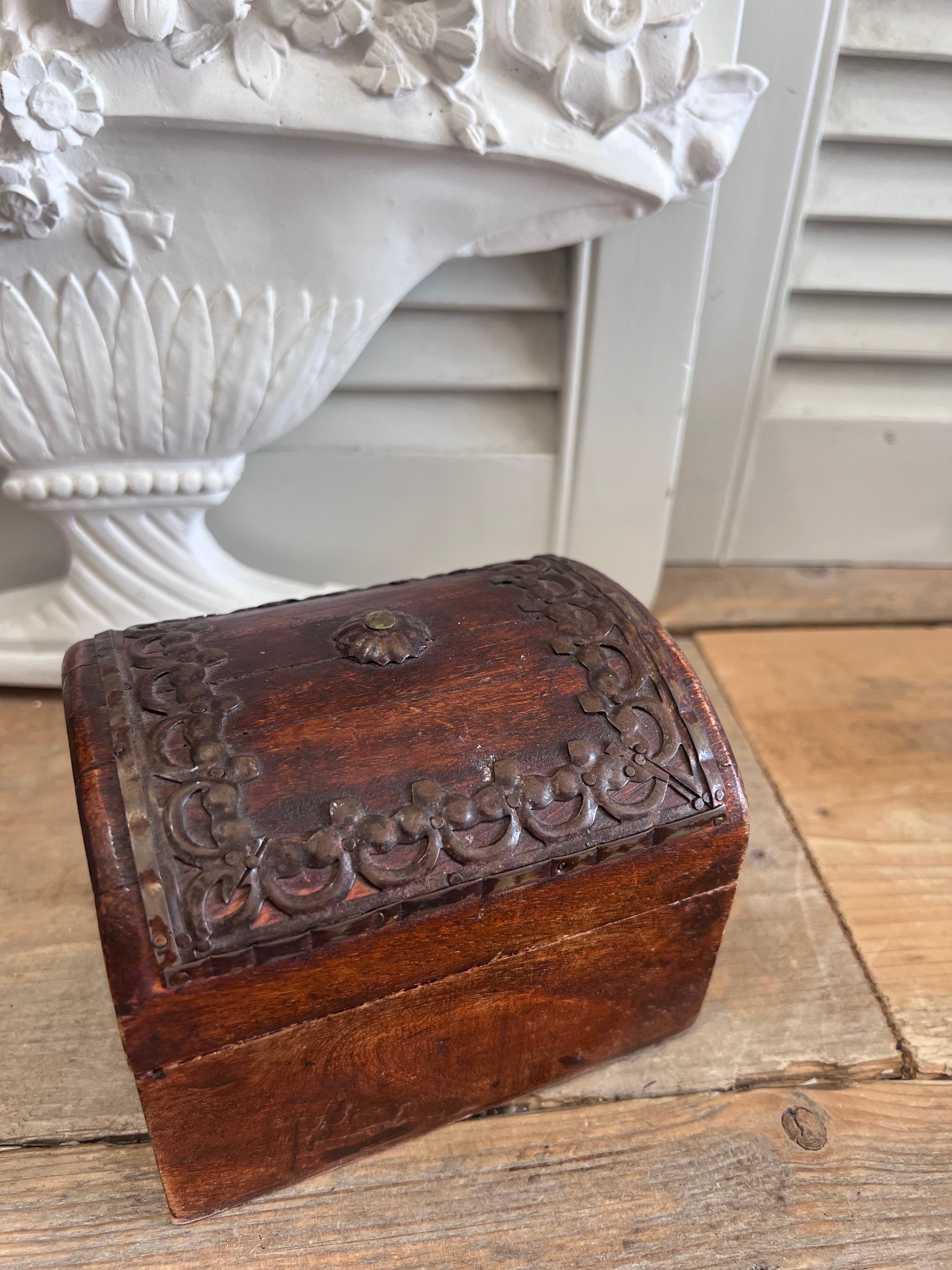 Houten schatkistje met messing beslag