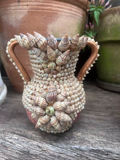 schelpen vaas vintage, terracotta vaas met oren, vaas met schelpen, handgemaakte schelpen decoratie, natuurlijke vaas, vintage woondecoratie, maritieme woonaccessoires, schelpen decor vaas, unieke terracotta vaas.