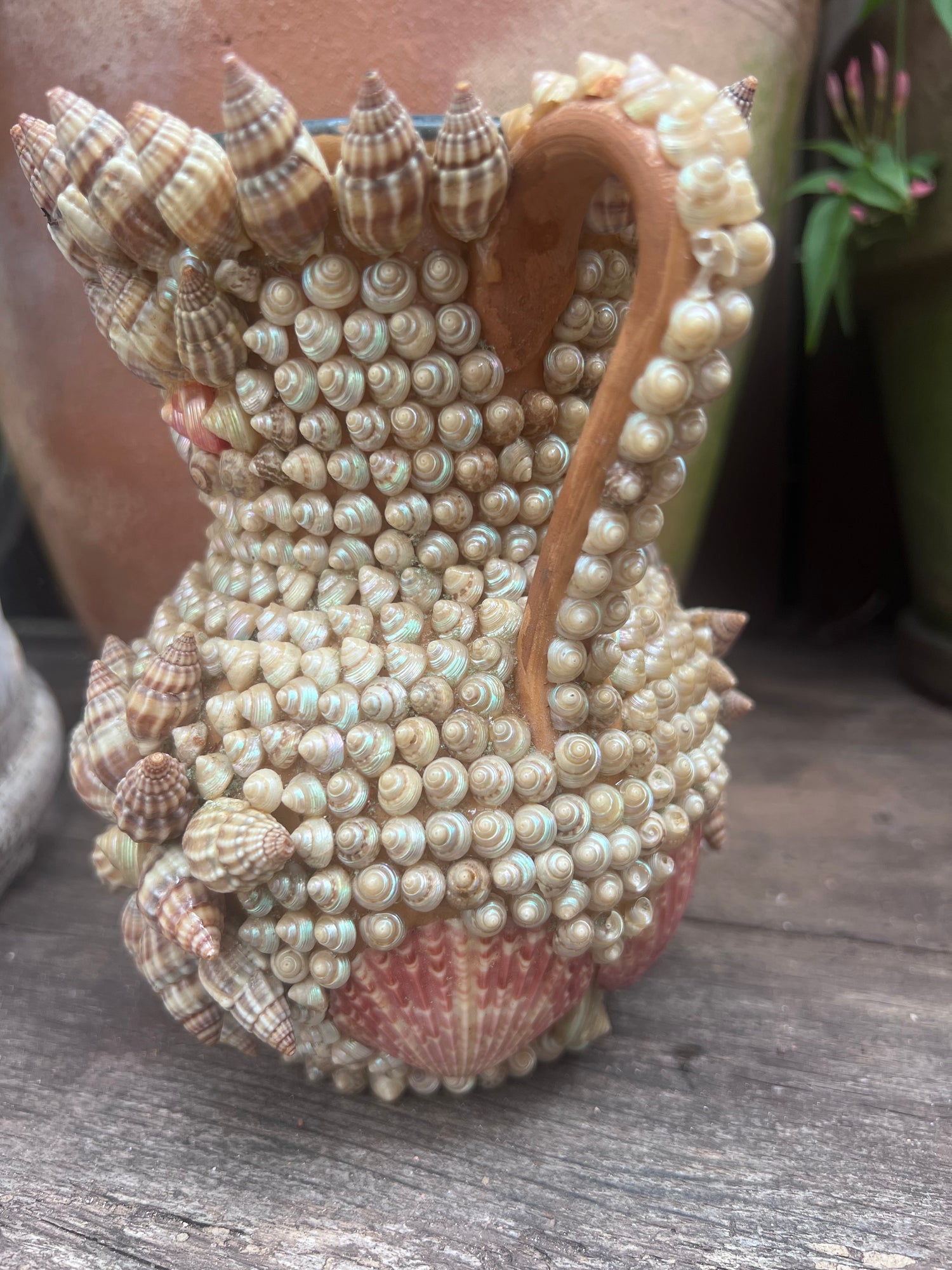 schelpen vaas vintage, terracotta vaas met oren, vaas met schelpen, handgemaakte schelpen decoratie, natuurlijke vaas, vintage woondecoratie, maritieme woonaccessoires, schelpen decor vaas, unieke terracotta vaas.