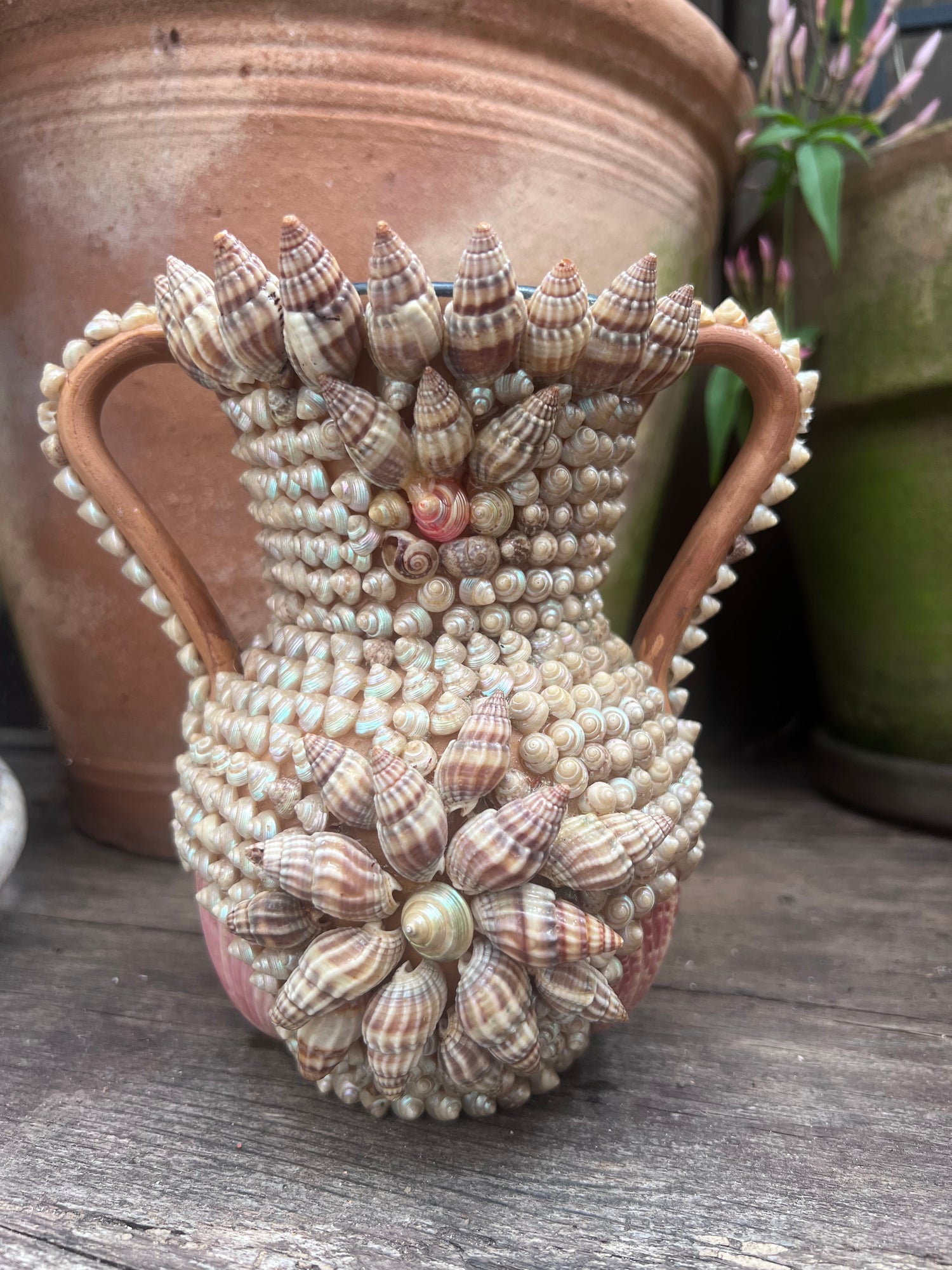 schelpen vaas vintage, terracotta vaas met oren, vaas met schelpen, handgemaakte schelpen decoratie, natuurlijke vaas, vintage woondecoratie, maritieme woonaccessoires, schelpen decor vaas, unieke terracotta vaas.