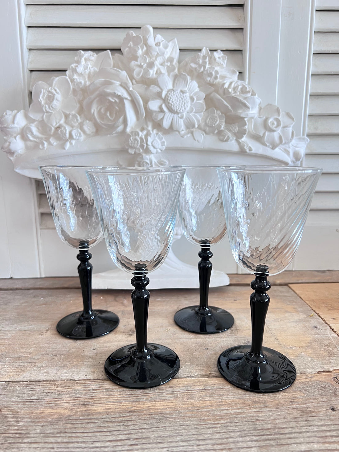 Franse witte wijnglazen Luminarc, Nocturne Swirl wijnglazen set, Luminarc wijnglazen 4 stuks, witte wijn glazen Frankrijk, duurzame wijnglazen Luminarc, stijlvolle wijnglazen met swirl design