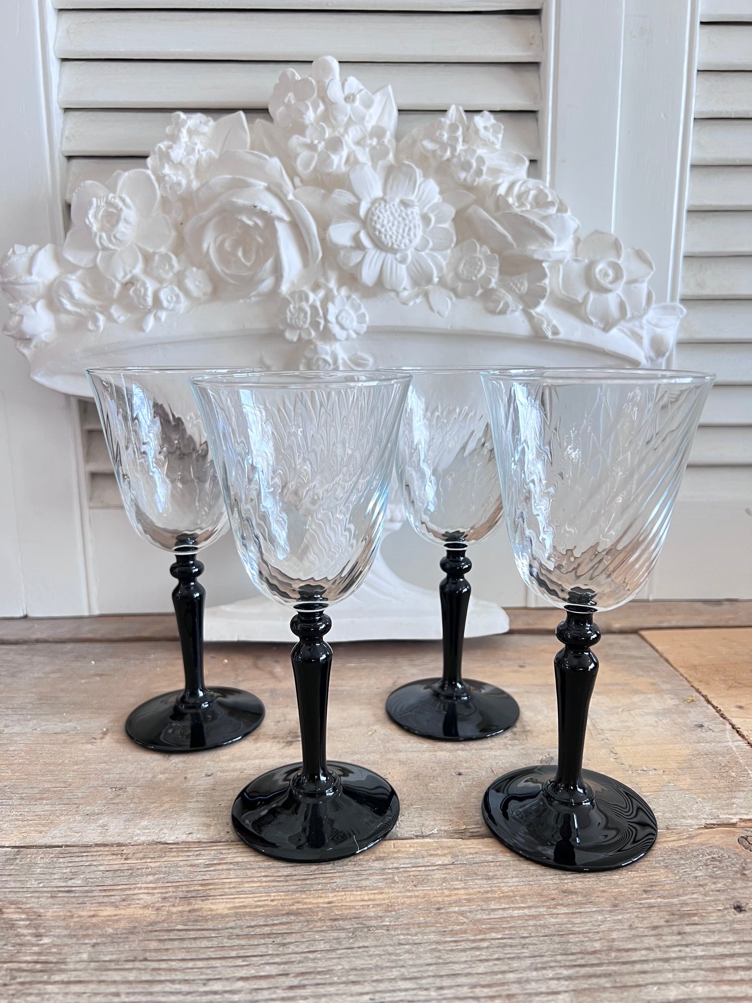 Franse witte wijnglazen Luminarc, Nocturne Swirl wijnglazen set, Luminarc wijnglazen 4 stuks, witte wijn glazen Frankrijk, duurzame wijnglazen Luminarc, stijlvolle wijnglazen met swirl design