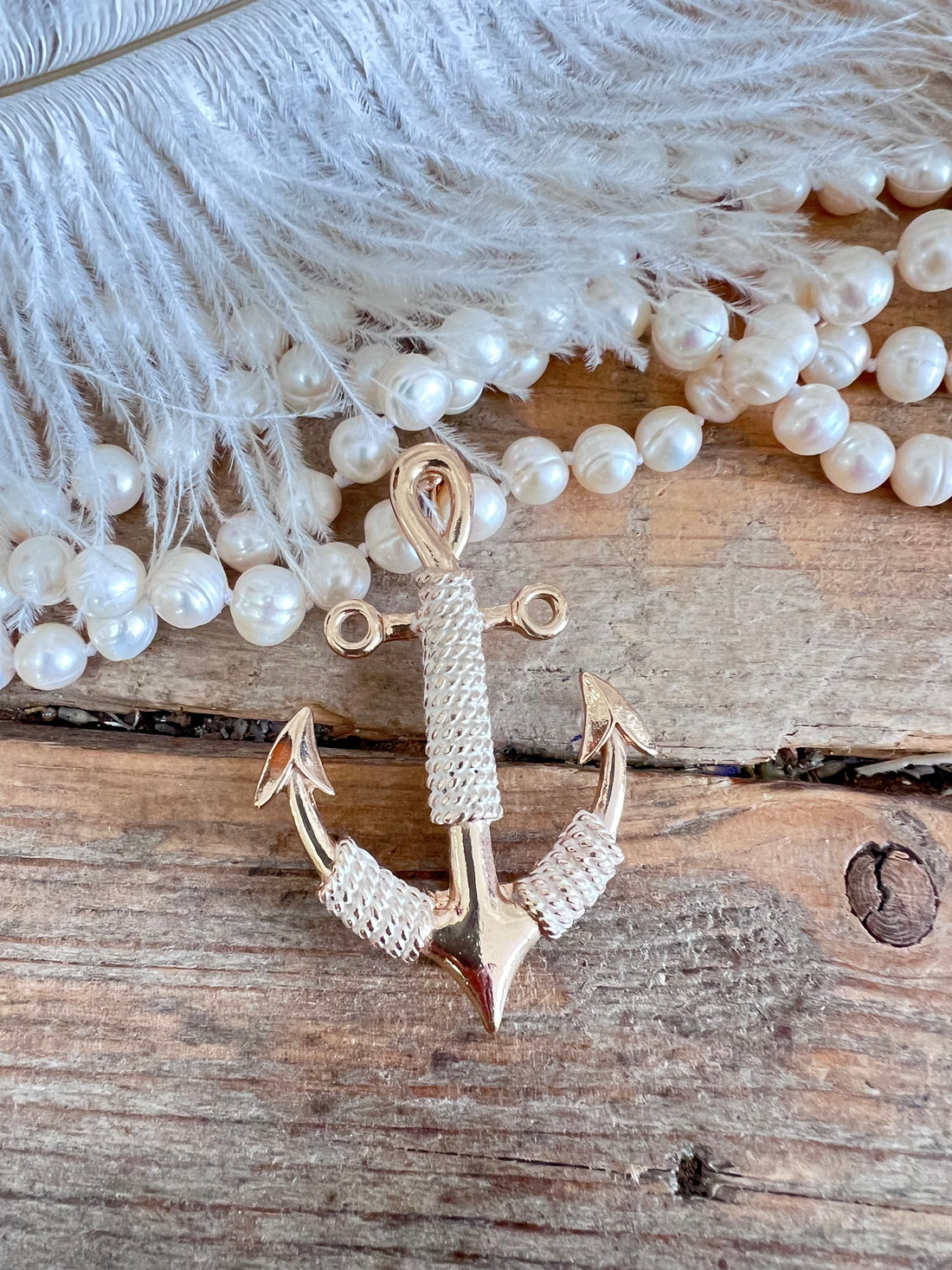 vintage broche, broche anker, goudkleurige broche, nautische broche, klassieke broche, stijlvolle broche, vintage sieraden, broche dames, elegant accessoire, maritieme sieraden.