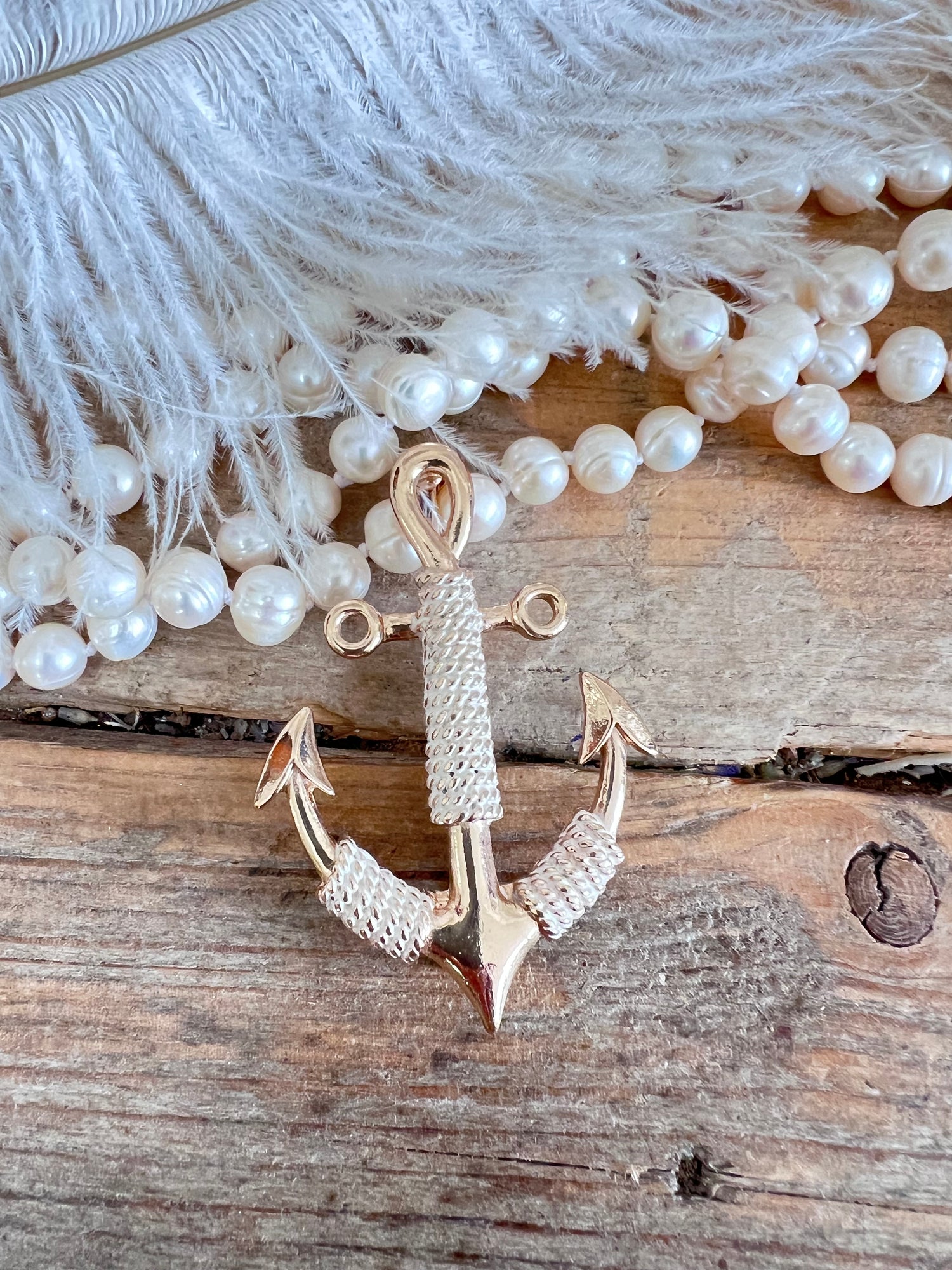 vintage broche, broche anker, goudkleurige broche, nautische broche, klassieke broche, stijlvolle broche, vintage sieraden, broche dames, elegant accessoire, maritieme sieraden.