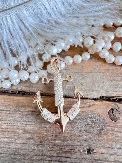 vintage broche, broche anker, goudkleurige broche, nautische broche, klassieke broche, stijlvolle broche, vintage sieraden, broche dames, elegant accessoire, maritieme sieraden.