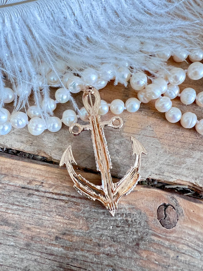 vintage broche, broche anker, goudkleurige broche, nautische broche, klassieke broche, stijlvolle broche, vintage sieraden, broche dames, elegant accessoire, maritieme sieraden.