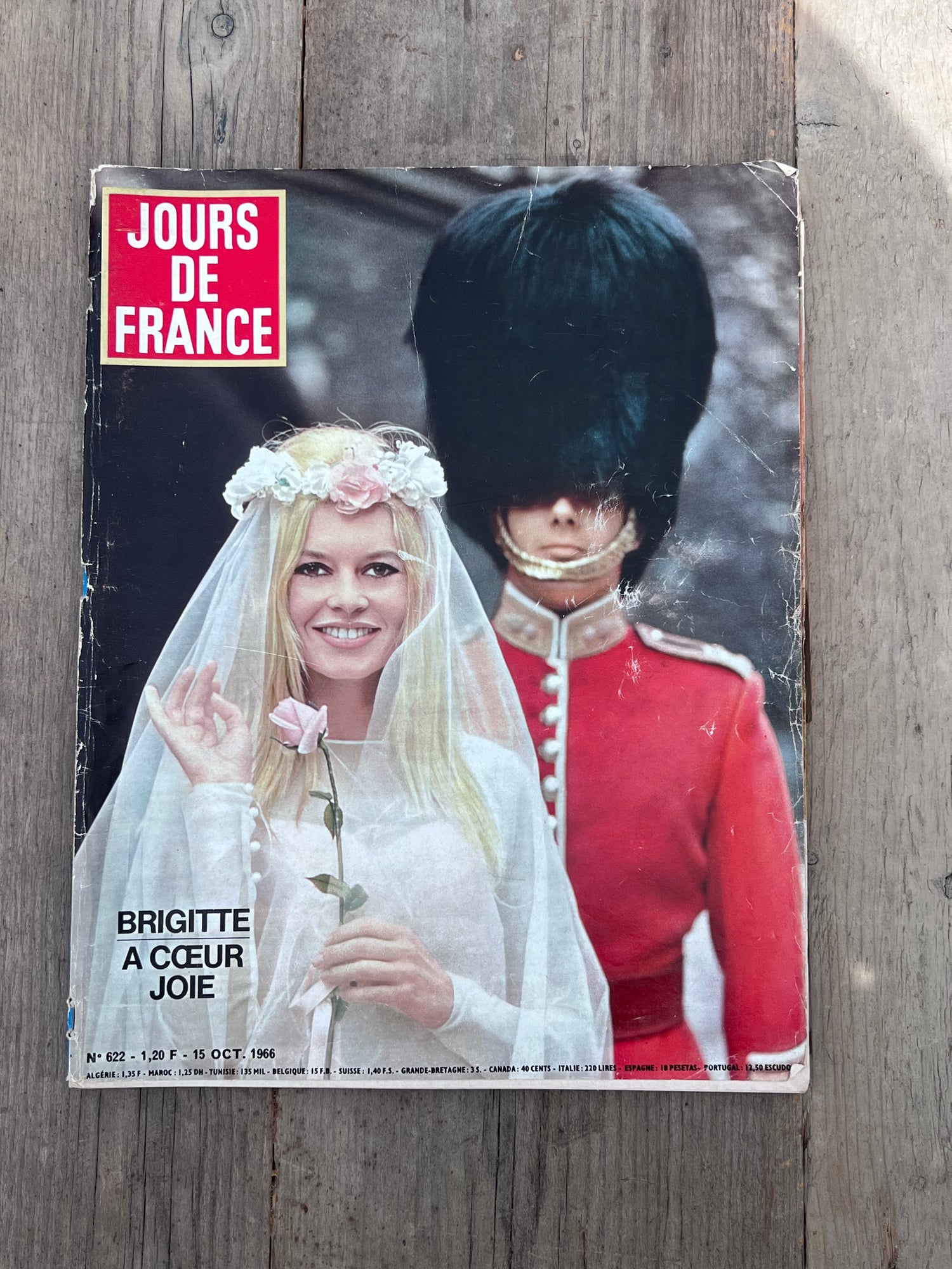 Jours de France 1966, vintage tijdschrift Brigitte Bardot, Brigitte Bardot cover, retro Franse magazines, 60s Franse popcultuur, vintage Jours de France, Brigitte Bardot memorabilia, antiek Frans tijdschrift, nostalgisch magazine jaren 60