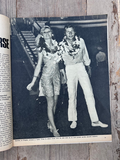 Jours de France 1966, vintage tijdschrift Brigitte Bardot, Brigitte Bardot cover, retro Franse magazines, 60s Franse popcultuur, vintage Jours de France, Brigitte Bardot memorabilia, antiek Frans tijdschrift, nostalgisch magazine jaren 60